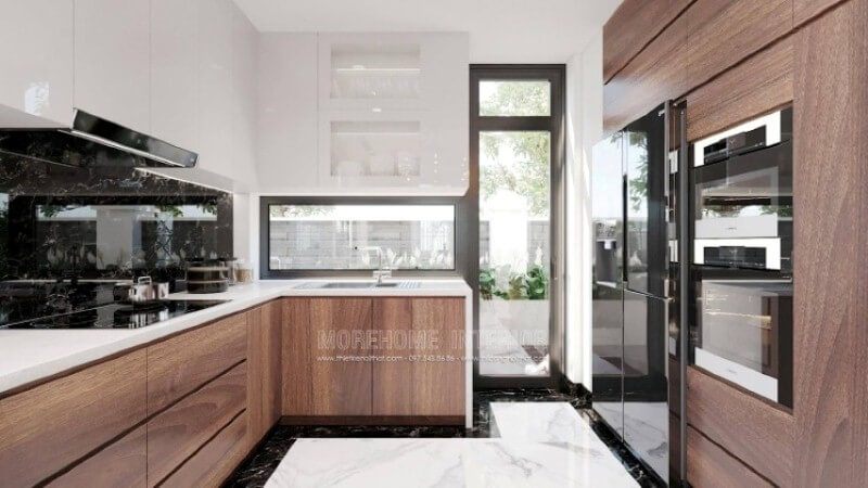 Mẫu phòng bếp hiện đại với thiết kế nội thất độc đáo sẽ là một ý tưởng ấn tượng cho các không gian như nhà phố có sân vườn, biệt thự. Bạn có thể tận dụng cánh cửa kính trắng để nấu ăn và quan sát hoạt động ngoài trời của con, cùng với việc trồng những cây rau thơm, gia vị trong sân vườn.